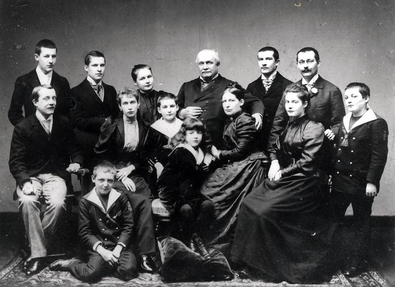 Portrait of a large family from Lyon, late 19th century (b/w photo)  from French Photographer
