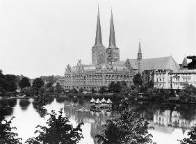 View of the museum with the Marienkirche in the background, Lubeck, c.1910 (b/w photo) 
