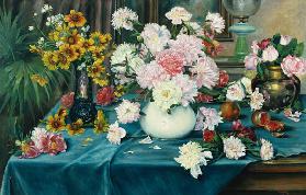 Pfingstrosen, Rosen und andere Blumen in Vasen