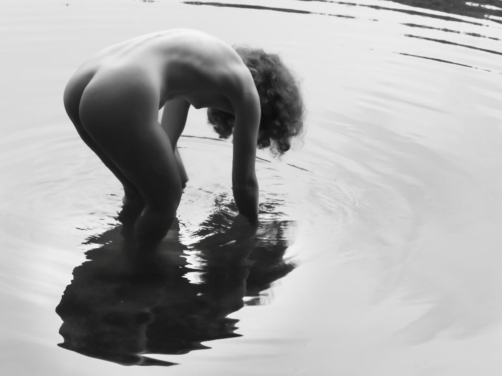 Female back-act with water reflection from Amelie Breslauer
