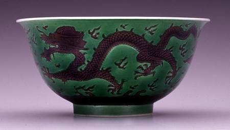 Bowl depicting a dragon in pursuit of flaming pearls from Chinese School