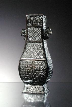 Hu Vase, decorated with diaper bands and handles in the form of clouds