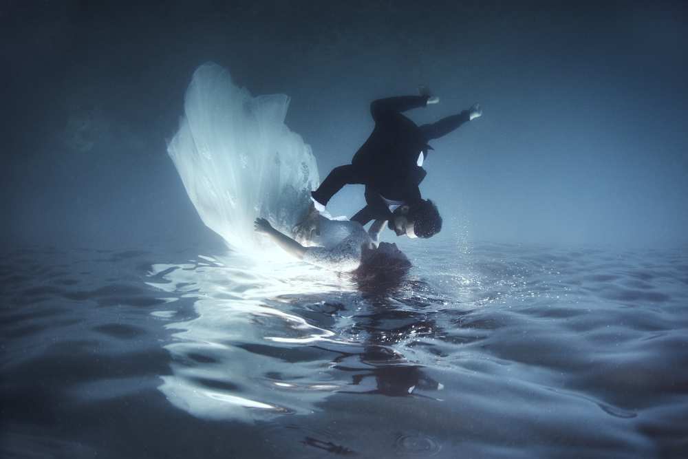 Underwater trash the dress from Davide Lopresti