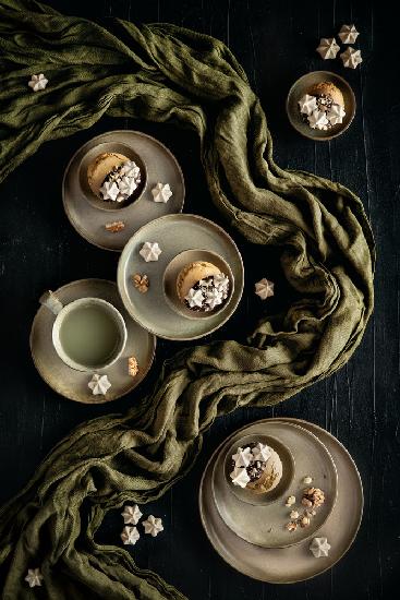 Matcha muffins with meringues