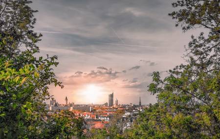 Blick über Leipzig mit Sonnenaufgang