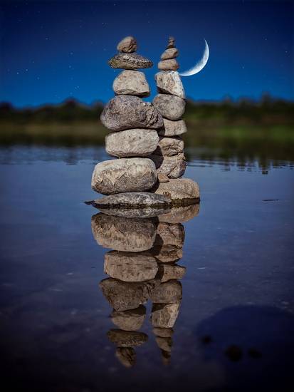 -Stones- im Wasser mit Mond