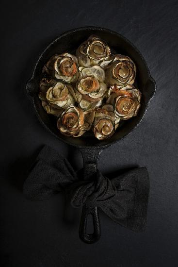 Zucchini and prosciutto roses