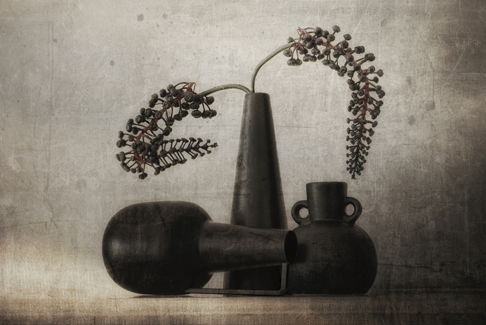 Black pots from Elena Arjona