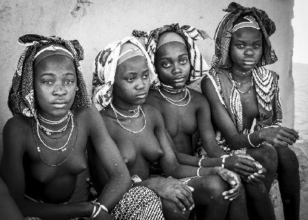 Mucubal girls at Virei, southern Angola (bnw)