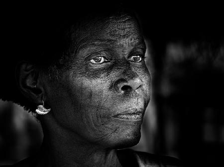 scarified woman at a small village, Benin (bnw)-00914