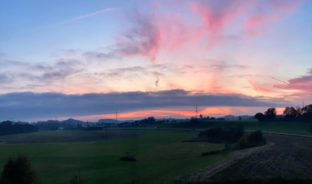 Rote Wolken am Himmel, in den Bergen der Föhn…
 from Elpune