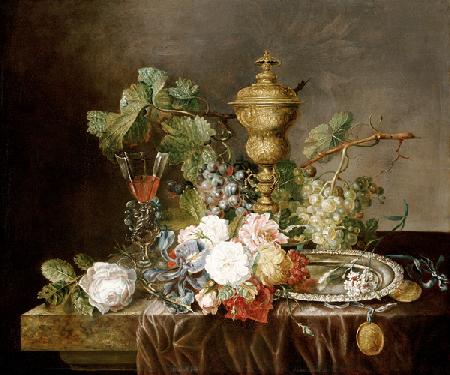 Blumenstillleben mit einem silbervergoldeten Pokal