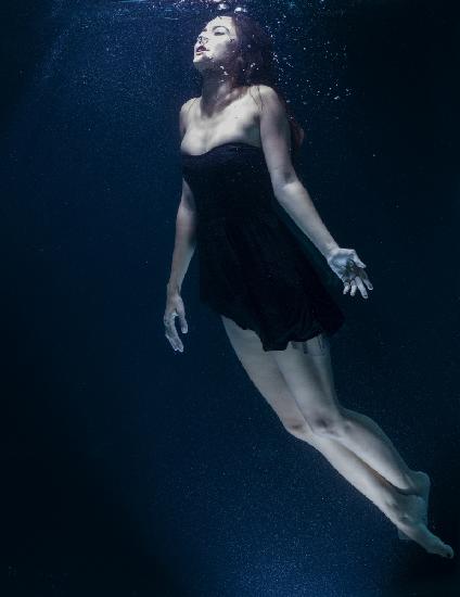 underwater artistic portrait shooting