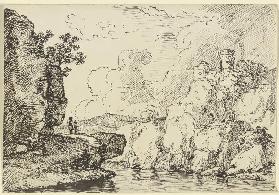 Gewässer, links auf dem Felsvorsprung zwei Wanderer, rechts auf dem Felssporn eine Burgruine