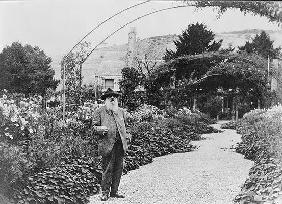 Claude Monet (1841-1926) in his garden at Giverny, c.1925 (b/w photo)