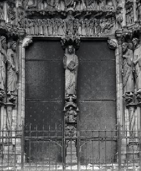 Beau Christ figure on the trumeau of the south portal