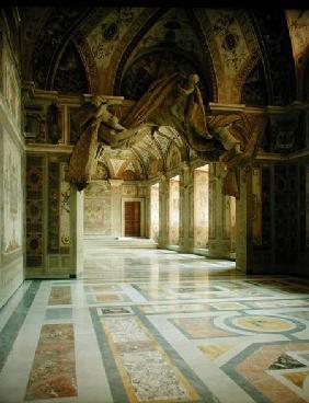 Interior with view of sculpted angels (photo)