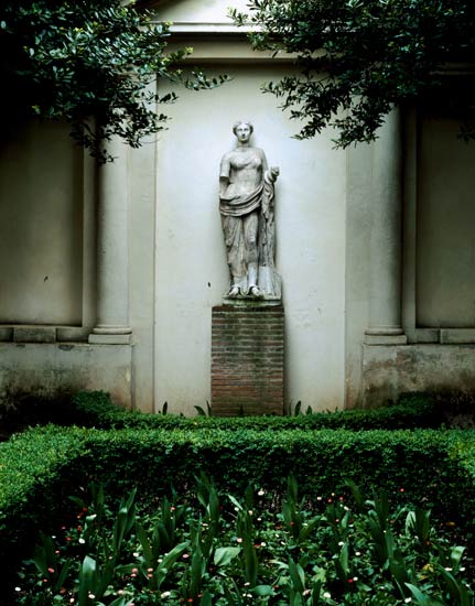 View of the garden, detail of a female antique statue, garden designed from Giorgio Vasari, GiacomoVignola and Bartolomeo Ammannati