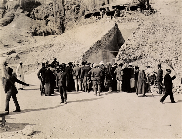 Crowd of interested spectators waiting outside the Tomb of Tutankhamun, Valley of the Kings (gelatin from Harry Burton
