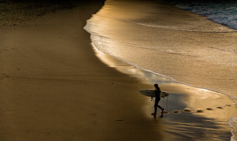 Surfer on the shore from Jois Domont ( J.L.G.)