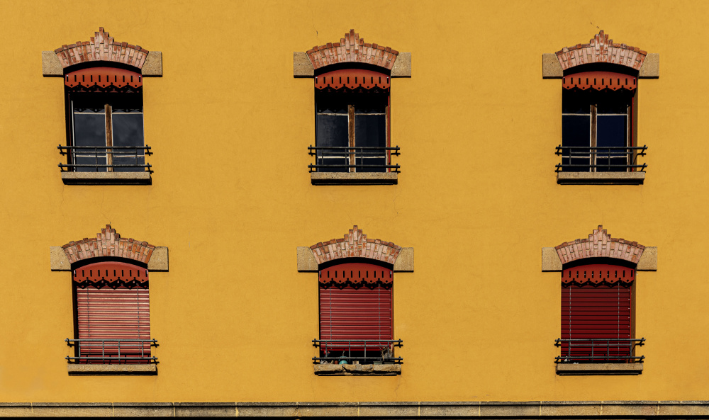 symmetrical windows on a warm background from Jois Domont ( J.L.G.)