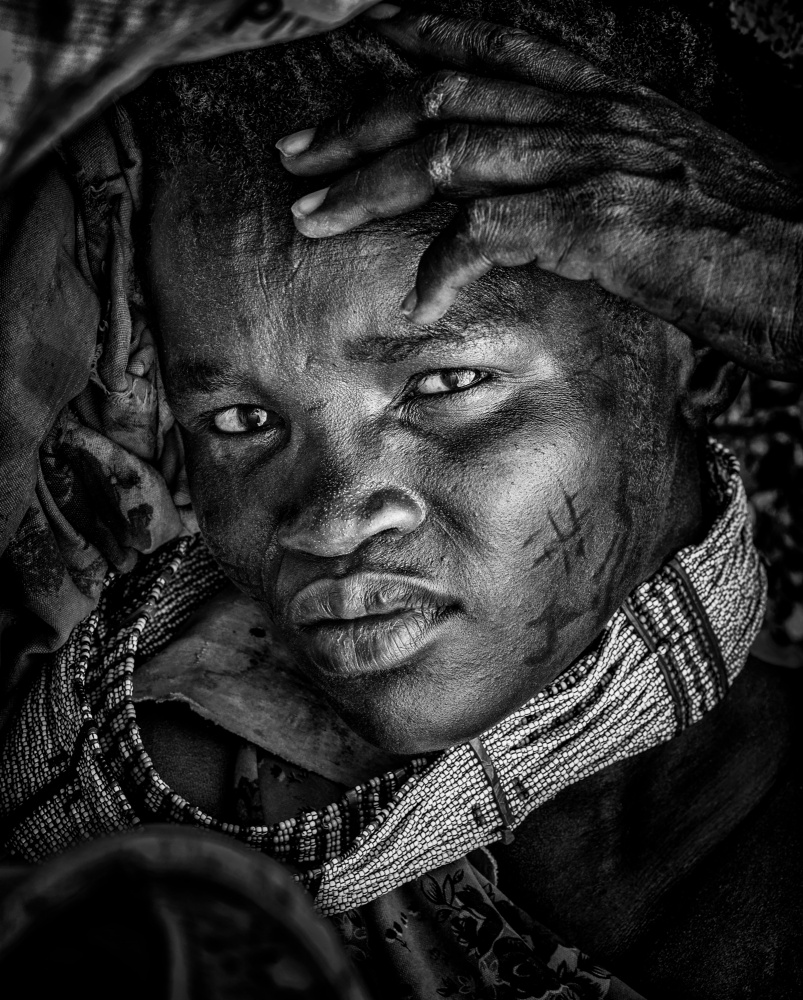 Larim woman  having a rest in a market - South Sudán from Joxe Inazio Kuesta Garmendia