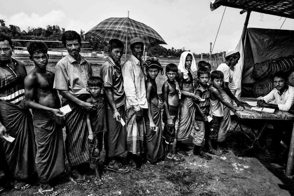 Rohingya refugees queuing to get some items to build their homes. from Joxe Inazio Kuesta Garmendia