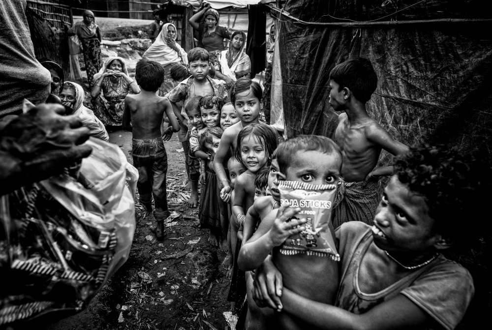 Rohingya refugee children queuing to receive some snacks - Bangladesh from Joxe Inazio Kuesta Garmendia