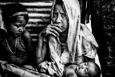 Rohingya refugee mother and her child - Bangladesh