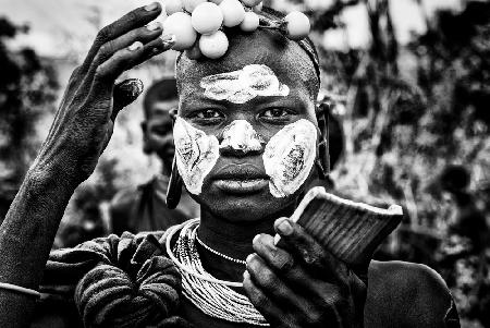 Surma woman painting her face - Ethiopia