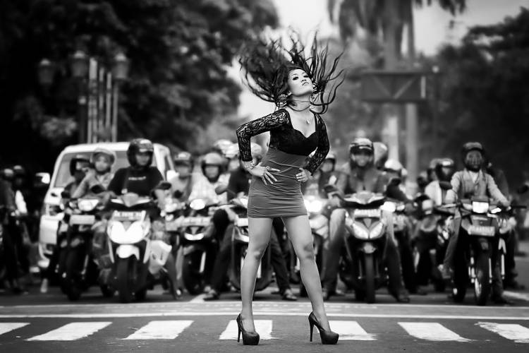 ignore it, enjoy poses on the streets from M Salim bhayangkara
