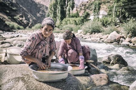Tajik women are washing grain