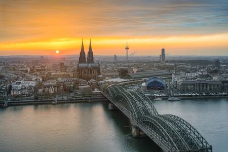 Blick über Köln bei Sonnenuntergang