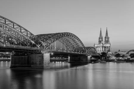 Kölner Dom und Hohenzollernbrücke schwarz-weiß