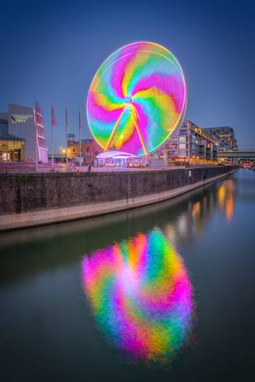 Riesenrad in Köln am Abend mit Spiegelung