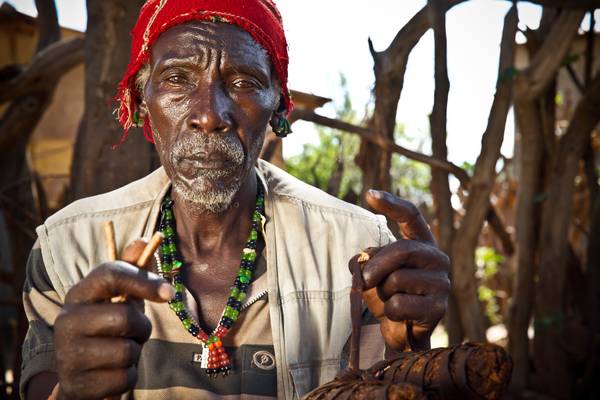 Porträt alter Mann aus dem Hamer Stamm in Omo Valley, Äthiopien, Afrika from Miro May