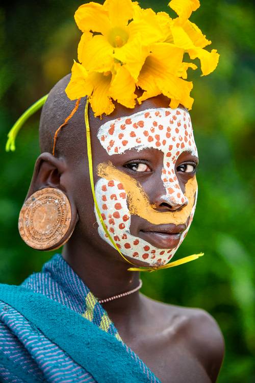 Porträt Frau mit Blume aus dem Suri / Surma Stamm in Omo Valley, Äthiopien, Afrika from Miro May