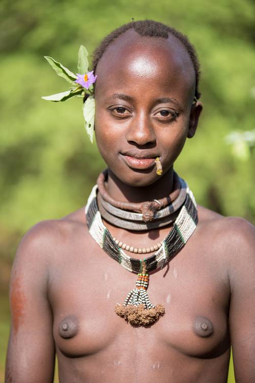 Porträt Junge Frau aus dem Hamer Stamm, Menschen in Omo Valley, Afrika from Miro May