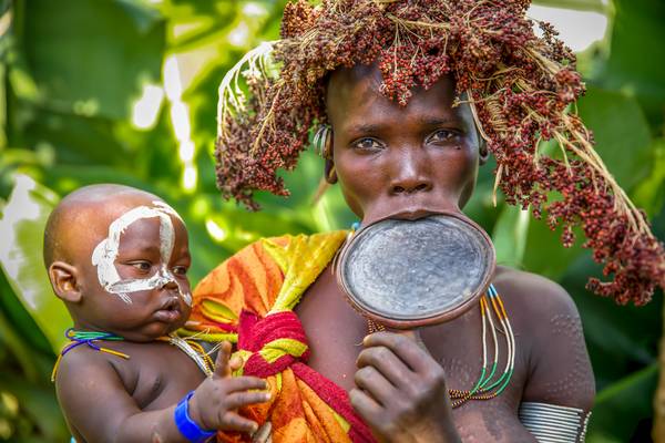 Porträt Mutter und Baby aus dem Suri / Surma Stamm in Ono Valley, Äthiopien, Afrika from Miro May
