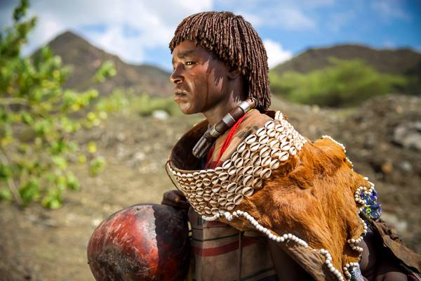 Porträt verheiratete Frau aus dem Hamer Stamm in Omo Valley, Äthiopien, Afrika from Miro May