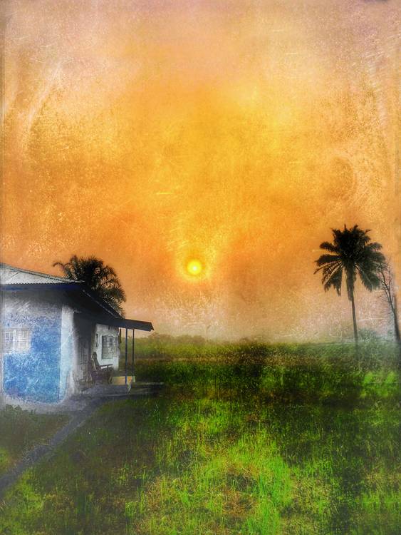 Sonnenaufgang unter Palmen, Haus in Afrika, Sierra Leone, Fotokunst from Miro May