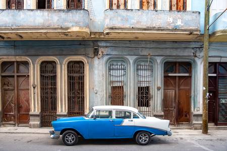 Blue white old-timer in Havana, Cuba, Kuba