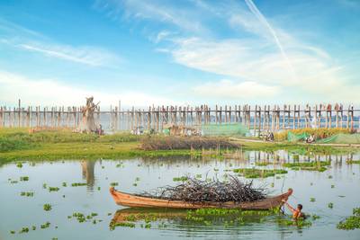 Boat am U-Bein-Brücke in Myanmar (Burma)