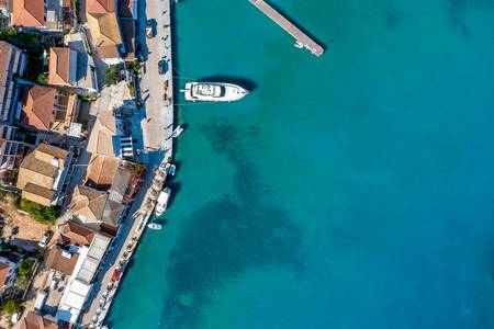 Boot im Port von Sivota. Insel Lefkada in Griechenland. Mediterran