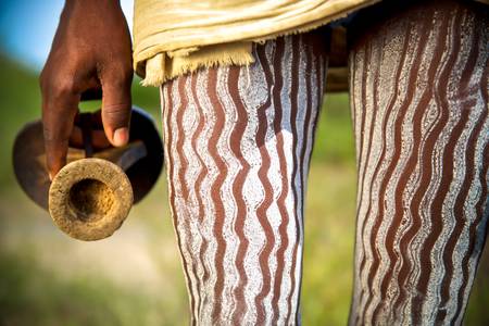 Mann aus dem Hamer Stamm mit bemalten Beinen in Omo Valley, Äthiopien, Afrika