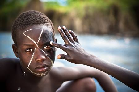 Porträt kinder aus dem Suri / Surma Stamm bemalten ihre Gesichter, Omo Valley, Äthiopien, Afrika
