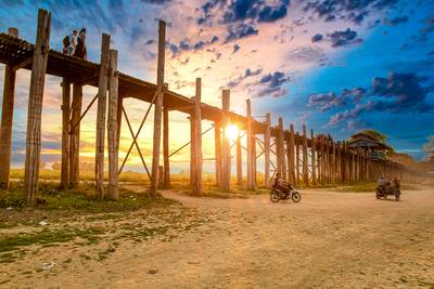 Sonnenuntergang an der U Bein Bridge in Myanmar