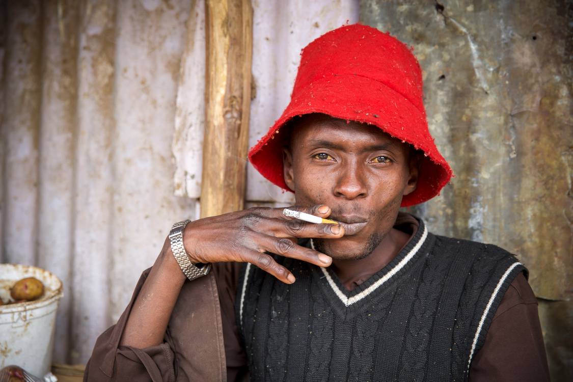 Zigarettenraucher in Nairobi, Kenia, Portrait Mann Kenya from Miro May