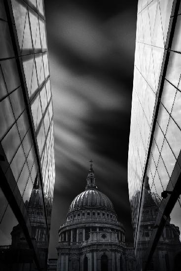 The St Pauls Cathedral in Reflection