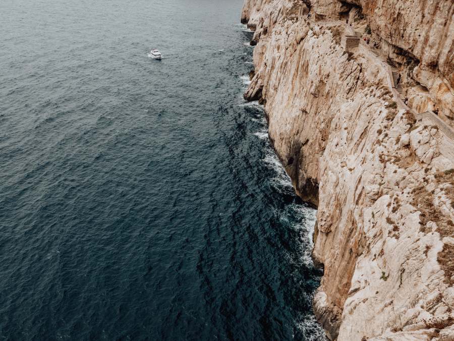 Blick auf das Meer vor der Neptungrotte in Sardinien from Laura Nenz